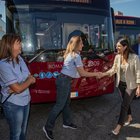 Raggi a Tor Bella: «Ecco 80 nuovi bus». La polemica: «Teatrino mediatico»
