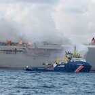 Nave va a fuoco in alto mare: il possibile disastro ambientale non lontano dall'Italia, ecco i rischi