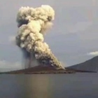 Indonesia, il figlio del Krakatoa torna a eruttare