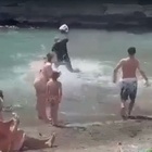 Napoli choc, due giovani accoltellati e un'aggressione in spiaggia col casco in poche ore
