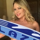 Anna Falchi festeggia la Lazio coperta solo da una sciarpa: «Come godo»