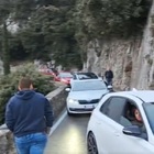 Suv blocca la Strada della Forra, il mega ingorgo sul Lago di Garda scatena l'ironia social: «Leggenda narra che sono ancora lì...» VIDEO