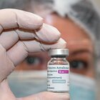 Astrazeneca, rallenta il piano vaccini: ferme migliaia di dosi, cancellate decine di migliaia di prenotazioni