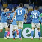Napoli-Leicester 3-2: azzurri ai playoff contro una terza dalla Champions, Spalletti esulta tuffandosi sul prato bagnato