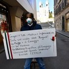 Coronavirus, in via Condotti un portiere dallo Sri Lanka con un cartello di solidarietà per l’Italia ( foto Daniele Leone/Ag.Toiati)