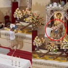 Papà corre in chiesa col figlio in braccio, lo posa sulle ginocchia della Madonna e se ne va: la scena surreale