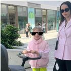 Aurora Ramazzotti, passeggiata a Milano con Cesare e le baby zie. «Vita», la foto di nonna Michelle Hunziker emoziona i fan