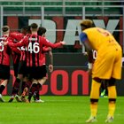 La Roma cade a San Siro: il Milan vince 3-1. Espulsi Karsdorp e Mancini (che saltano la Juve)
