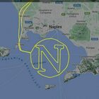 Napoli, un aereo disegna una N gigante nel cielo del Golfo per la festa scudetto