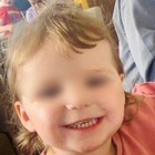 Maya, 2 anni, uccisa dal fidanzato della mamma: «Ferite sul viso e sul corpicino»
