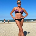 Simona Ventura, in bikini sul sup conquista i fan: «Super Simo, sei stupenda»