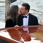 Venezia, Matteo Salvini arriva in motoscafo e bacia la fidanzata Francesca Verdini