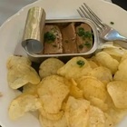 Influencer ordina un tartare al ristorante, poi la scoperta choc: «Ho speso 18 euro per una scatoletta di tonno», ecco dove