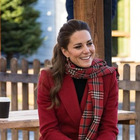 Kate Middleton ricicla il look per il tour in Scozia: cappotto rosso e gonna tartan