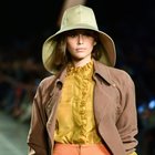 Alberta Ferretti sfila alla Milano Fashion Week tra super top e sapore anni 70