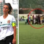 Rissa alla partita di calcio femminile: «Botte e spintoni in campo», la capitana presa a pugni da uno spettatore