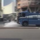 Gli idranti della polizia sanificano le strade di Milano