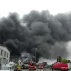 Torino, in fiamme fabbrica di polistirolo, zona invasa dal fumo
