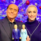 Berlusconi e la sua Marta 'diventano' due pupazzetti: «Che bel regalo di Natale». E i social si scatenano