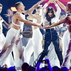 Ambra Angiolini canta 'T'Appartengo' durante la finale di 'X Factor'