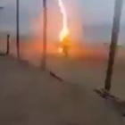 Fulmine colpisce e uccide due persone in spiaggia, turista riprende tutta la scena: il video choc