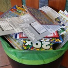Rubano i sacchetti di rifiuti davanti al tabaccaio per cercare "gratta e vinci" usati