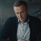 Navalny, il suo corpo è in Siberia: «Sul cadavere segni di lividi». Il giallo delle convulsioni e il massaggio cardiaco