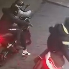 Napoli, resiste alla rapina allo scooter e gli sparano alle gambe: il video choc dell'agguato