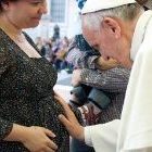 Papa Francesco contro gli abusi domestici, «basta maltrattare le donne»