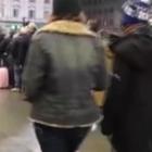 Video - Passeggeri in fila alla stazione Termini in attesa di un taxi