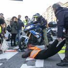 Milano, Attivisti di Ultima Generazione bloccano il traffico di viale Lucania: tensione con gli automobilisti