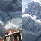 Indonesia, potente eruzione del vulcano: ecco l’enorme colonna di fumo