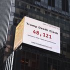 New York, spunta l'orologio della morte di Trump: segna le vittime da coronavirus che si sarebbero potute evitare