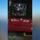 Roma, straniero ubriaco distrugge bus notturno e tenta la fuga: passeggero lo blocca con un pugno