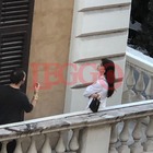 Anne Hathaway paparazzata a Roma, shooting tra freddo e il traffico della Capitale