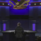 L'ingresso dei due candidati in studio al primo scontro in Tv