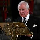 Re Carlo invita all'incoronazione l'ex marito di Camilla. Harry sarà seduto 10 file dietro ai reali