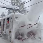 Bufera di neve a Zermatt, è allerta valanghe: 13mila turisti bloccati, elicotteri per evacuarli