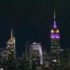 New York omaggia Kobe Bryant e l'Empire State Building diventa viola e oro, i colori dei Lakers