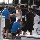 Jennifer Lopez sbarca a Capri con il mega yacht: fan impazziti in Piazzetta