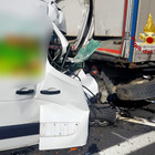 Schianto in A4, furgone contro camion: un altro morto nel tratto maledetto. Caos e incidenti a catena