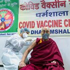 Il Dalai Lama si è vaccinato con AstraZeneca: «Questa iniezione è molto utile»