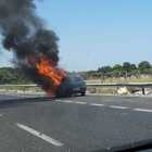 Lecce, la vecchia Fiat Panda prende fuoco sullo svincolo: salvi per miracolo FOTO