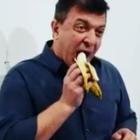 Banana di Cattelan da 120mila dollari mangiata da David Datuna. L'artista: «Deliziosa»
