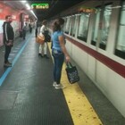 Roma, caos sulla metro A: «Servizio rallentato per un atto vandalico, tirata leva di emergenza». Resse sulle banchine