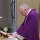 Papa Francesco: «Oggi si può tornare a messa ma rispettiamo le regole». Poi ricorda Wojtyla