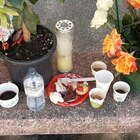 Nomadi Rom: caffè, sigarette e pasticcini sulla tomba del defunto. Il banchetto al cimitero di Montebelluna