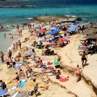 Smart working in spiaggia a Ibiza facendo sembrare di essere a casa: lo stratagemma per ingannare il capo