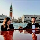 Matteo Salvini in smoking a Venezia: «È per Francesca». E scatta il bacio