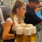 Oktoberfest, Verena è la cameriera più forte e i clienti la acclamano anche su TikTok: «Sposami»